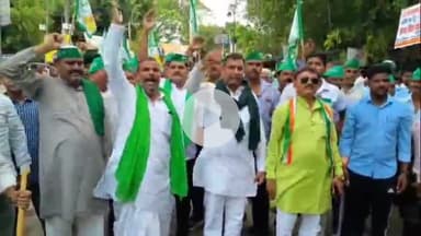 बरेली: डीएम कार्यालय पहुंचकर किसान एकता संघ ने अपनी पांच सूत्रीय मांगों को लेकर प्रदर्शन कर दिया ज्ञापन