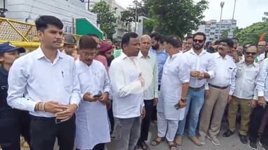 बड़गांव: कांग्रेस ने SHO को हटाने की मांग को लेकर कलेक्ट्रेट पर किया प्रदर्शन, पूर्व MLA ने बदसलूकी का लगाया आरोप