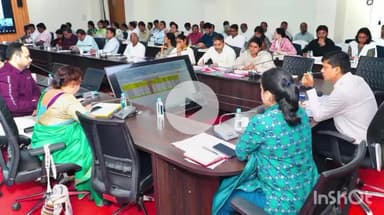 उज्जैन शहर: कलेक्ट्रेट सभा कक्ष में कलेक्टर ने की समीक्षा बैठक, अधिकारियों को दिए निर्देश