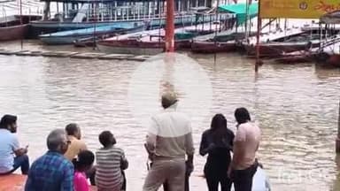 वाराणसी में गंगा का जलस्तर चेतावनी बिंदु के करीब, प्रशासन अलर्ट पर