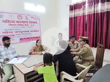 फिरोज़ाबाद: महिला आयोग की सदस्य मीना कुमारी ने निरीक्षण भवन में महिलाओं की सुनीं समस्याएं