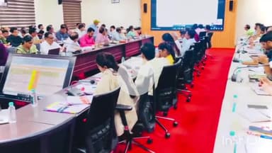 उज्जैन शहर: कलेक्टर रोशन कुमार सिंह ने प्रशासनिक संकुल भवन में समायवधि पत्रों की समीक्षा बैठक में दिए निर्देश