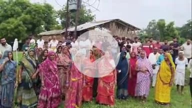 प्रतापगढ़: नगर पंचायत ढकवा वार्ड नंबर 9 में कई दिनों से खराब ट्रांसफार्मर को लेकर किसानों ने दिया 24 घंटे का अल्टीमेटम