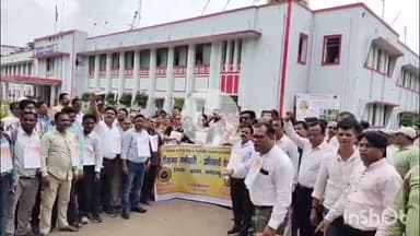 जगदलपुर: कर्मचारियों और अधिकारियों ने मोदी की गारंटी के तहत 11 सूत्रीय मांगों को पूरा करने के लिए किया जंगी प्रदर्शन