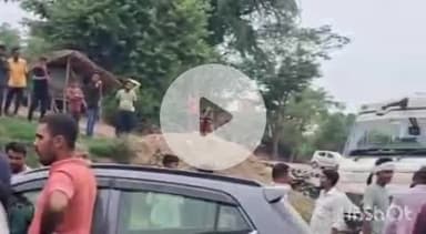 कुंडा: नवाबगंज इलाके के आलापुर से कालाकांकर जाने वाले पुल के पास डम्फर और कार में भिंड़त, 2 लोग मामूली रूप से जख्मी