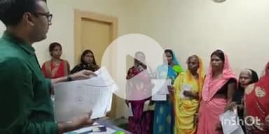 फतुहा: फतुहा अंचलाधिकारी ने 15 भवनहीन लोगों को कार्यालय में तीन-तीन डिसमिल जमीन का पर्चा दिया