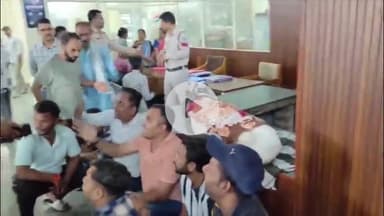 इंदौर: आजाद नगर में परिजनों का हंगामा, शव को थाने के अंदर रखा