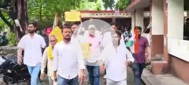 करछना: मुंगारी से मनैया घाट के मध्य वर्षों से बदहाल मार्ग को दुरुस्त कराने की मांग को लेकर एसडीएम को सौंपा गया ज्ञापन