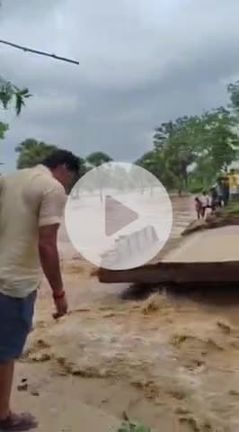 घोसी: डमौआ गांव के पास फल्गु नदी में जलप्रवाह तेज होने से तटबंध और पुलिया टूटी