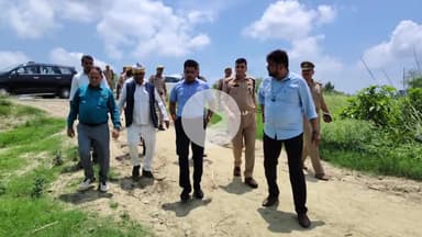 रामपुर: बुधवार को ग्राम पंचायत मंकरा में जिलाधिकारी और पुलिस अधीक्षक ने तालाब का निरीक्षण किया