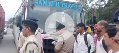 पूर्णिया पूर्व: हरदा बाजार ओवर लोड दो बसों का यातायात डीएसपी ने काटा चालान