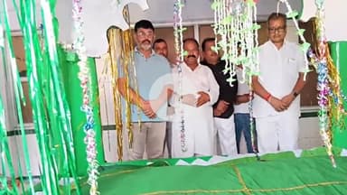 मोतिहारी: मलाही दरगाह टोला में स्थित मस्तान बाबा के मजार पर कांग्रेस के जिला अध्यक्ष ने चादर पोसी