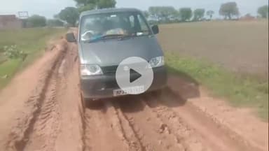 पन्ना: मन्नी खिरवा  मोड से लेकर बमुरहा  ग्राम तक गड्ढे में तब्दील हुई सड़क पढ़ने जा रही छात्र-छात्राओं को परेसानी #jansammasya