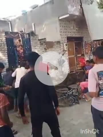 एत्मादपुर: प्रकाश नगर में रास्ते में झगड़ा देखने रुके युवक के साथ कई युवकों ने की मारपीट, वीडियो आया सामने