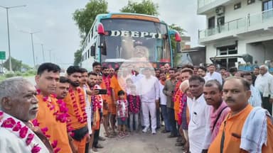 कालपी: कालपी में पालिका अध्यक्ष ने तीन दर्जन कांवड़ियों को हरी झंडी दिखाकर रवाना किया, बम बम भोले के नारे लगाते हुए निकले कांवड़िया