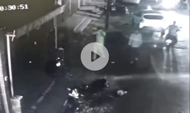 तानसेन: तानसेन नगर में कार से आए चोर बाइक उठा ले गए, घटना सीसीटीवी में कैद