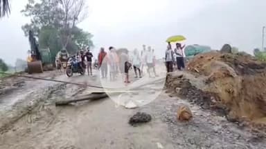 मुंगेर: डंगरी नदी में पुल का डायवर्सन पानी में बहा, आवागमन बाधित