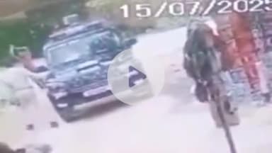 सहजनवा: फावड़ा लेकर युवक ने पीआरवी जवान को दौड़ाया, वीडियो हुआ वायरल, मामला सहजनवां थाना क्षेत्र के भक्सा गांव का है