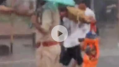 अमरोहा: जिले में बारिश में भी कांवड़ लेकर जाते दिखे शिव भक्त, सुरक्षा के लिए तैनात रही अमरोहा पुलिस