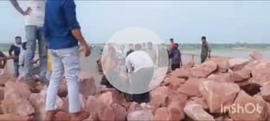 औरैया: देवकली चौकी के समीप यमुना पुल किया गया बंद, मार्ग अवरुद्ध करने के लिए डाले गए पत्थरों से गुजरते दिखे लोग