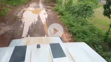 अक्कलकुवा: सातपुडा पर्वत रांगेतील मोरखी तिनखुण्या रस्त्यावर चिखलाचे साम्राज्य , वाहन अडकल्याने प्रवाशांचे हाल