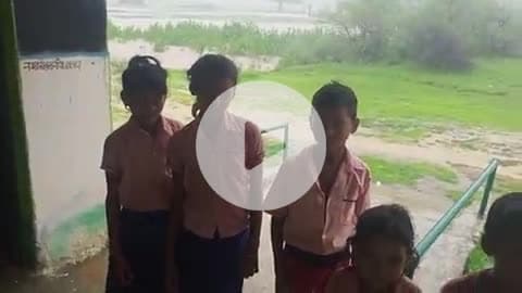 भारी बारिश से स्कूली बच्चों को कठिनाई के सामना करना पड़ रहा है