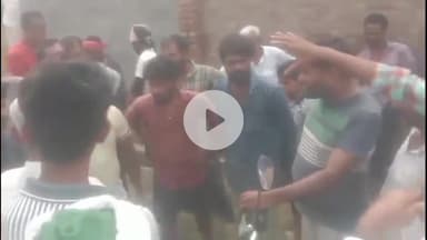 अमरोहा: अमरोहा में चोरों का खौफ, गांव हाजरपुर में गांव वालों ने चार संदिग्धों को चोर होने के शक में पकड़ा, चारों पुलिस हिरासत में