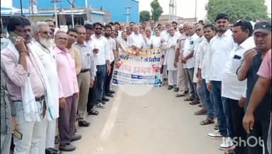 चूरू: कलेक्ट्रेट के आगे कांग्रेस ने बिजली के स्मार्ट मीटर लगाने के विरोध में किया प्रदर्शन, जिला कलेक्टर को दिया ज्ञापन