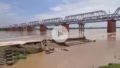 कालपी: बांधों से छोड़े गए पानी के बाद कालपी में यमुना का जलस्तर बढ़ा, मडराने लगा बाढ़ का खतरा, प्रशासन ने जारी किया बुलेटिन