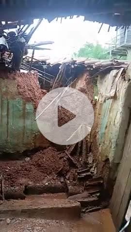 लातेहार जिले के मणिका प्रखंड के कोप  पंचायत के 
बरवाडी गांव के बजरंग राम का घर कल रात एक बजे गिर गया