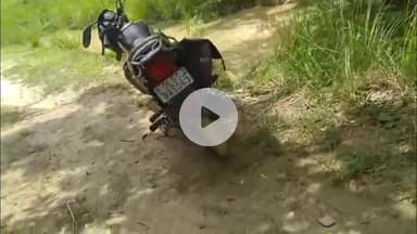 नवाबगंज: सफदरगंज जंगल में संदिग्ध परिस्थितियों में खड़ी मिली दिल्ली नंबर की बाइक, स्थानीय लोगों ने पुलिस को दी सूचना