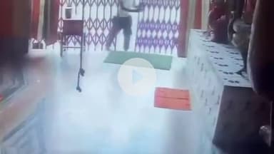 अमरोहा: अमरोहा में चोर का कारनामा, गांव इमली वाली मढैया में युवक ने मंदिर से चोरी कर भगवान से मांगी माफी