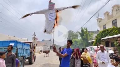 भीलवाड़ा: जवाहर नगर में मूलभूत सुविधाओं को लेकर क्षेत्रवासियों का गुस्सा, महापौर का पुतला फूंककर किया प्रदर्शन