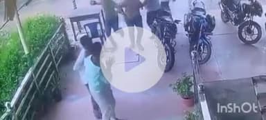 औरैया: शहर के नेशनल हाईवे पर स्थित नारायण पैलेस के संचालक के साथ दबंगों ने की मारपीट, वीडियो सोशल मीडिया पर हुआ वायरल