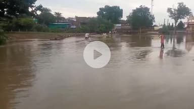 सांगोद: सांगोद क्षेत्र में खजुरी गांव की नांगली नदी पर 4 फीट पानी की आवक, ग्रामीणों, शिक्षकों और बच्चों के लिए बन रही मुसीबत