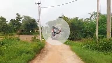 କେସିଙ୍ଗା: ବୋରିଆ ପାହାନ୍ତିଘାଟ ରାସ୍ତାରେ ଖାଲରେ ପଡ଼ି ଦବିଲା ସିମେଣ୍ଟ ବୋଝେଇ ଟ୍ରକ, ଯାତାୟାତ ବାଧାପ୍ରାପ୍ତ