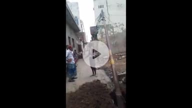 जलेसर: जलेसर के मो.किला में पाइपलाइन मरम्मत के दौरान जर्जर विद्युत पोल गिरा, घंटों बिजली रही गुल