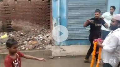 बरेली: जोगी नवादा में मुस्लिम समुदाय के लोगों ने कांवड़ियों पर की पुष्प वर्षा