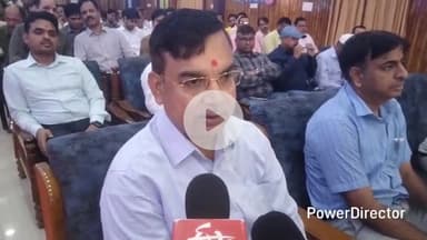 कटिहार: कोसी रेलवे अधिकारी क्लब में रेल सेवा पुरस्कार समारोह, DRM सुरेंद्र कुमार ने 47 लोगों को पुरस्कार दिया