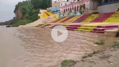 कालपी: कालपी में यमुना का जलस्तर बढ़ा, बिहारी जी मंदिर की सीढ़ियां भी डूबी, वीडियो आया सामने
