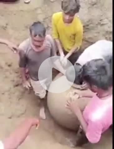 बदायूं: असरासी गांव में खेड़े के समीप किसान ने खोदी जमीन, निकला घड़ा, खजाने की अफवाह से मचा शोर, घड़े में निकले कंकड़-पत्थर