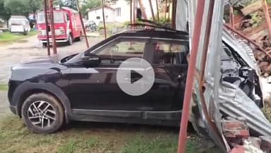 लोहाघाट: भारी बारिश के कारण लोहाघाट में दमकल विभाग कार्यालय के पास दीवार गिरने से तीन वाहनों को हुआ भारी नुकसान