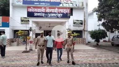 नौगावां सादात: नौगांवा थाना पुलिस ने मुखबिर की सूचना पर दो युवकों को तमंचे के साथ गिरफ्तार किया, संबंधित धारा में किया चालान