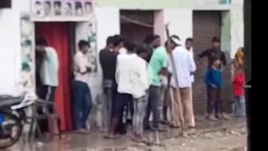 अमरोहा: रजबपुर में कपड़े सिलाई के पैसे मांगने पर मैदान ए जंग का वीडियो आया सामने, दर्जी की हालत नाजुक