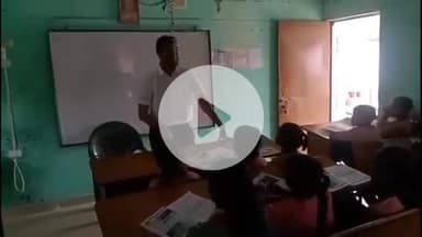 मंझनपुर: जिला अधिकारी ने उच्च प्राथमिक विद्यालय बारा पहुंचकर बच्चों को पढ़ाई के लिए अंग्रेजी की किताबें दीं