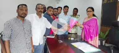 सिमडेगा: वीर शहीद थॉमस सोरेन फुटबॉल टूर्नामेंट को लेकर कमिटी ने उपायुक्त से की शिष्टाचार भेंट