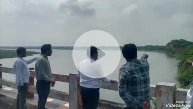 खबर औरैया से जिला अधिकारी इंद्रमणि त्रिपाठी ने सिकरोडि स्थित यमुना जी के जल स्तर का लिया जाएजा दिए आवश्यक दिशा निर्देश