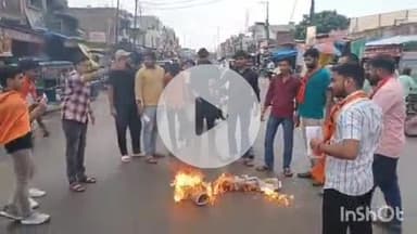 औरैया: ओडिशा में विद्यार्थी परिषद की कार्यकर्ता की आत्महत्या पर दोषियों को फांसी की सजा देने की मांग, फूंका गया पुतला