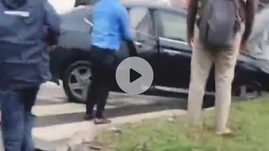 देेेवरिया: सदर कोतवाली क्षेत्र के पुरवा चौराहे पर बड़ा सड़क हादसा टला, बाइक सवार को बचाते हुए कार डिवाइडर से टकराई