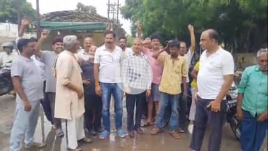 कोल: ITI रोड पर जल भराव और गंदगी के विरोध में स्थानीय लोगों ने किया प्रदर्शन, नगर निगम के विरोध में की नारेबाजी#jansamasya